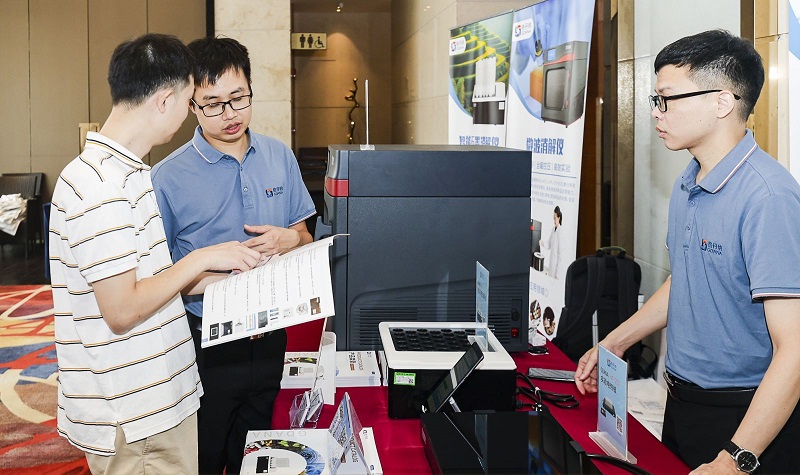 銷售總經(jīng)理為客戶展示商品，耐心答疑解惑